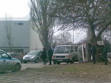 Микробус се обърна и се заби в дърво след удар с учебен автомобил