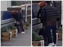 Двойка се отдаде на секс, докато чака влака