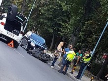 Моторист се натресе в задната част на джип в центъра на Пловдив!