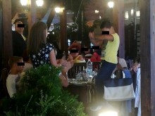 Хлапе мята гьобеци сред маанета и цигарен дим, близките го аплодират