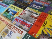 МОН спира черно-белите учебници