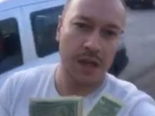 Намериха разпилени долари на пътя, където бе изоставена колата на отвлечения Адриан
