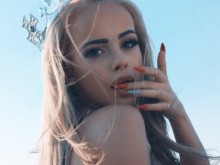 Влогър удари Сузанита в земята