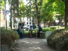 Клошари и пияници налазиха градския парк, превърнаха го в хотел и кръчма
