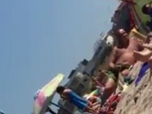 Какво прави този на плажа?