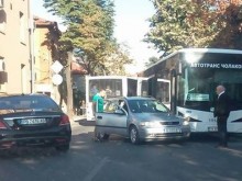 Голяма тапа по "Гладстон", има катастрофа между кола и автобус