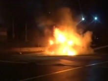 Такси изгоря през нощта в "Кършияка"