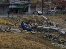 Ексклузивно: Абсолютна лудост! Кола помля ограда и падна в разкопки в центъра на Пловдив!