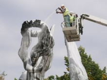 Почистиха с шампоан паметника на Съединението, всичко зауха на люляк