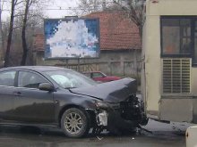 Катастрофа между автомобил и автобус задръсти Коматевско шосе
