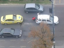 Таксиджия блъсна друг автомобил, чакащ на пешеходна пътека