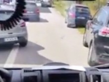 Линейка с болно дете блокирана от коли на "Тракия"