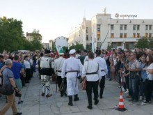 Площад "Централен" се оказа тесен за желаещите да видят пресъздаването на Съединението