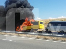 Камион с бусове се запали на АМ "Струма"