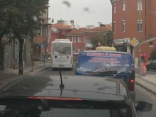 Автобус създаде предпоставка за брутален челен сблъсък или за премазан пешеходец