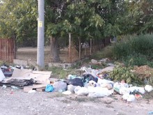 Планина от боклуци отчая семейство