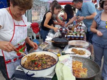 Пловдивчани опитаха домашни вкусотии на кулинарен панаир в Куртово Конаре