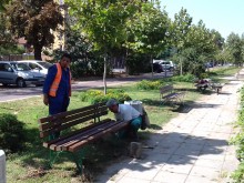 Монтираха нови пейки по поречието на Марица