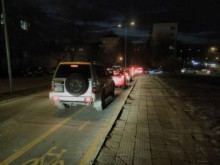 Супер пиян велосипедист се блъсна в паркирана кола в "Тракия"