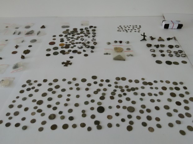 Керамично гърне със сребърни монети било открито при изкореняването на