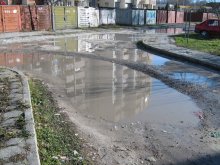 Цели улици потъват във вода и кал след дъжд заради дупките
