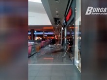 Сгромоляса се таванът на мол "Галерия" в Бургас!