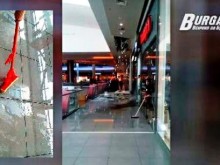 Спукана тръба причинила суматохата в мол "Галерия", вижте как служители спасяват обектите си