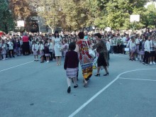 Паметен миг! Развълнувани родители изпратиха първолаците в ОУ "Душо Хаджидеков"