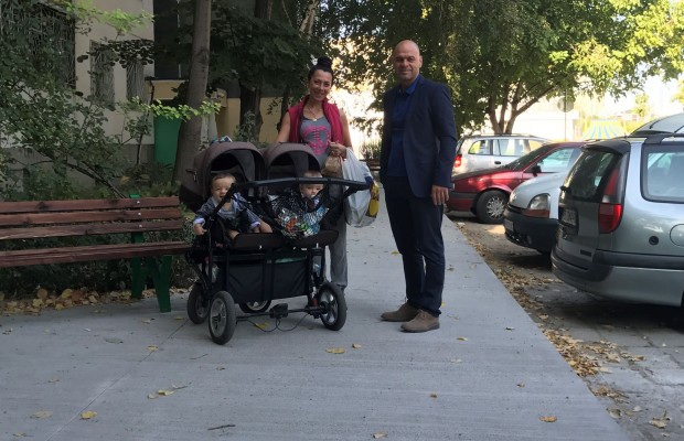 Кметът на Тракия Костадин Димитров инспектира част от новите тротоари