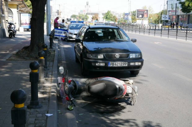 Кола блъсна моторист в центъра на Пловдив предаде репортер на