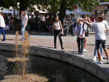 Младежи луднаха по оцветения фонтан, някои опитаха да отпият от колата