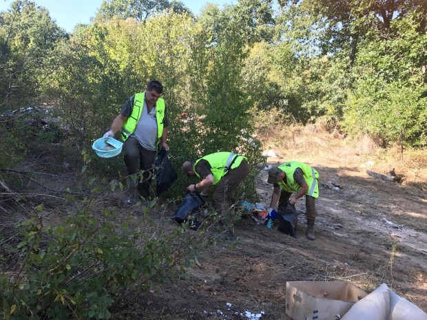 ДГС Варна предприе двудневна акция по почистване на нерегламентирано изхвърлени