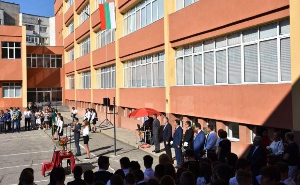 Кметът на община Благоевград д р Атанас Камбитов откри учебната година