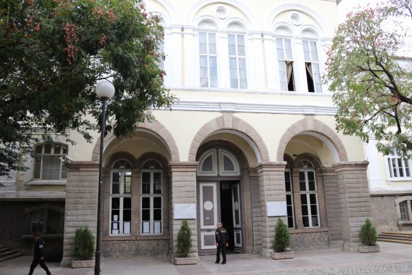 Реставрират красивата Актова зала на Хуманитарната гимназия Св св Кирил