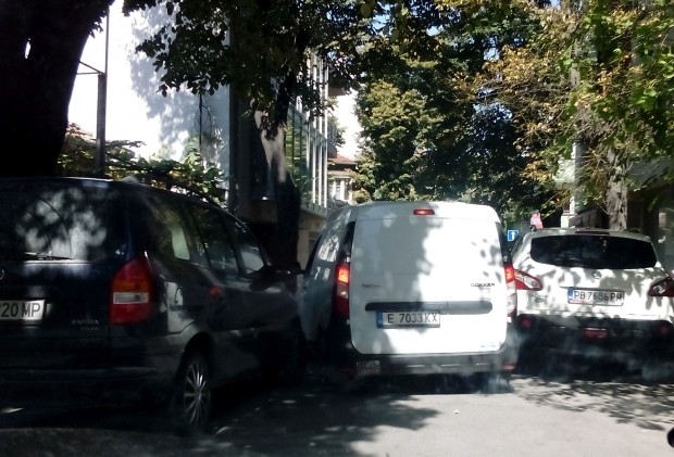 Паркирай умно - така читател на Plovdiv24.bg озаглави сигнала си, изпратен