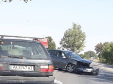 Два автомобила се удариха на "Пазарджишко шосе"