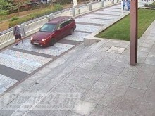 Ексклузивно: ВИДЕО как дядото се качва и шпори с колата по Пешеходния мост на сантиметри от минувачите!