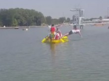 Драконова лодка с куп знаменитости се обърна в Гребната!