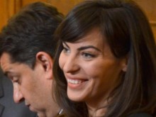 Красива пловдивска депутатка пита за смъртоносната игра "Син кит"