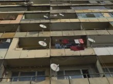Опасен блок продължава да се руши
