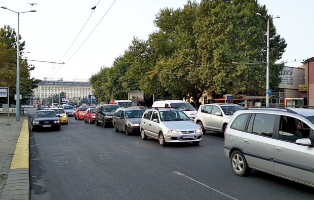 За страхотно задръстване по най-натоварения пловдивски булевард тази сутрин информираха