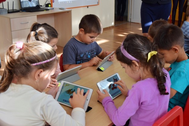 Програмата на Община Бургас за ранно компютърно обучение продължава активно