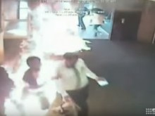 Вижте как мъж подпали банка, не му се чакало