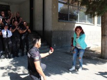 Жандармерист предложи брак на приятелката си, минути след като положи клетва