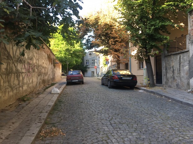 Читателка на Plovdiv24.bg сигнализира за поредното безумно паркиране в Пловдив. Мястото