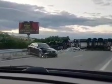 ТИР и кола се удариха и блокираха АМ"Марица"