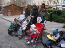 Бонуси връщат масово майки преждевременно на работа