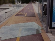 Вандали продължават да трошат пловдивските спирки