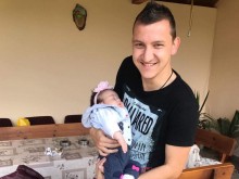 Неделев грее от щастие с бебе в ръце, някои побързаха да му честитят