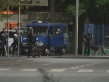 Недоволни фенове направиха опит да нахлуят на Лаута, полицията ги спря